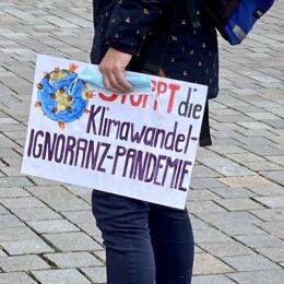 Plakat auf der Klimastreik-Demo (Foto: Manuela Schneider / EKBO)