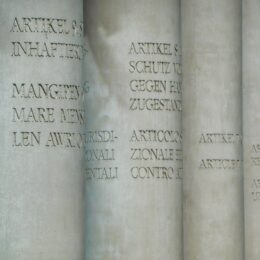Straße der Menschenrechte in Nürnberg von Dani Karavan 1993; 30 Säulen in 30 Sprachen
